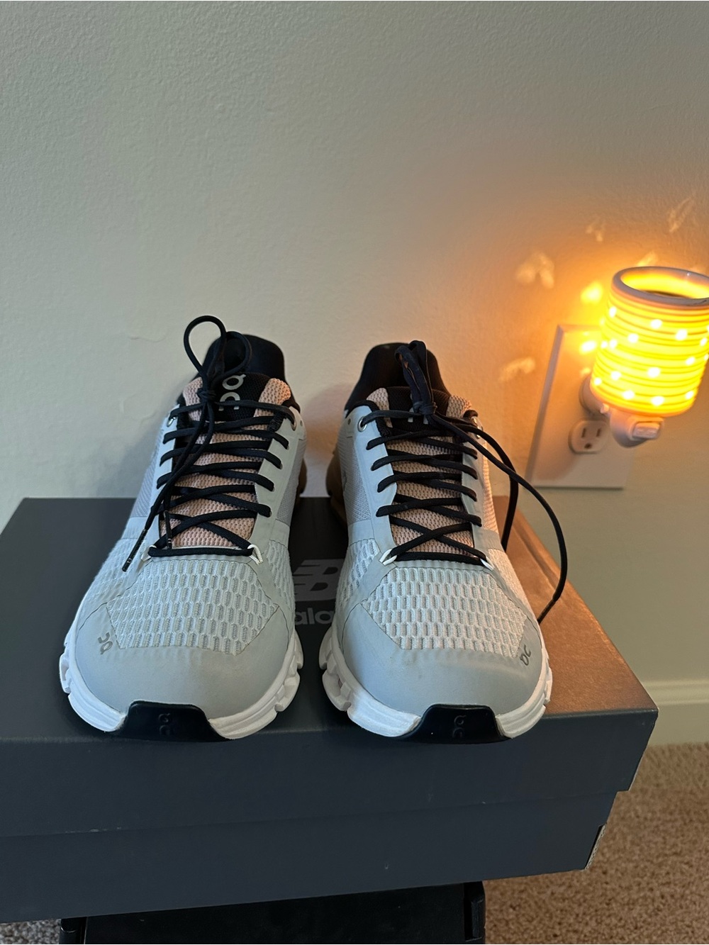 On Running Women's Cloudswift Sneakers in Light Gray and Black - Picture 2 of 9